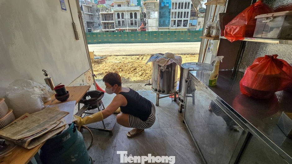 Hàng quán mở cửa trở lại trên tuyến Hoàng Cầu - Voi Phục mới