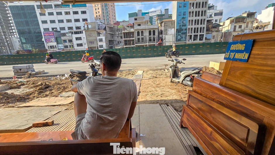 Hàng quán mở cửa trở lại trên tuyến Hoàng Cầu - Voi Phục mới