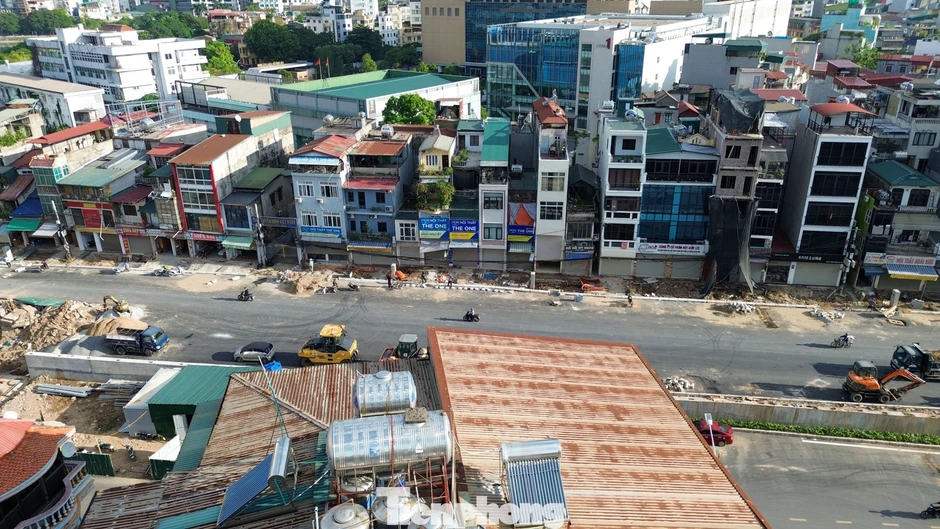 Hàng quán mở cửa trở lại trên tuyến Hoàng Cầu - Voi Phục mới