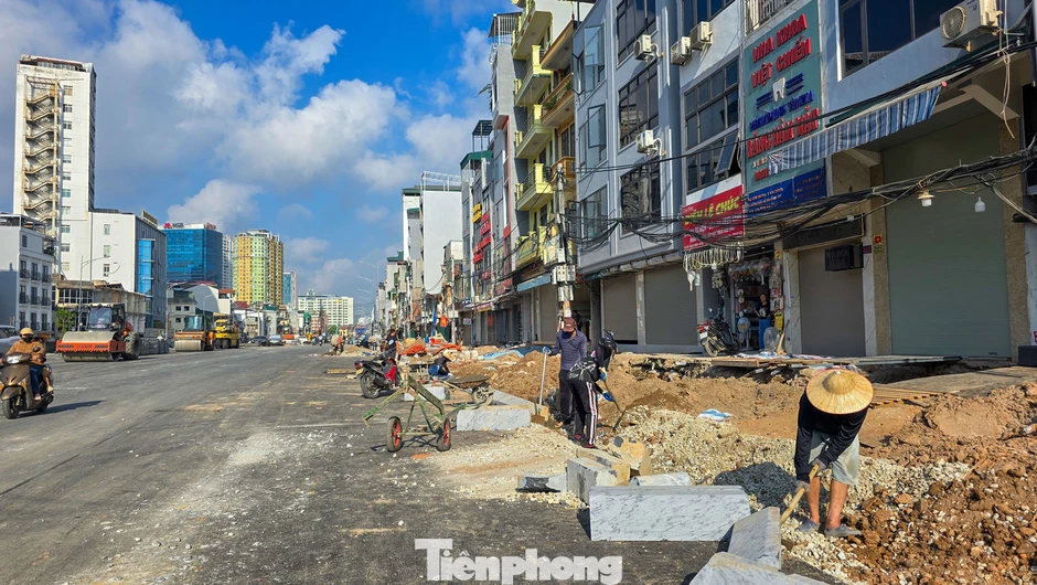 Hàng quán mở cửa trở lại trên tuyến Hoàng Cầu - Voi Phục mới