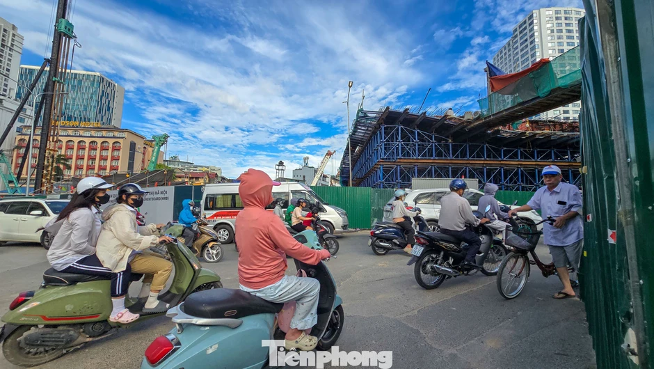 Hàng quán mở cửa trở lại trên tuyến Hoàng Cầu - Voi Phục mới