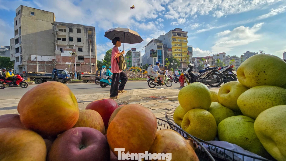 Hàng quán mở cửa trở lại trên tuyến Hoàng Cầu - Voi Phục mới