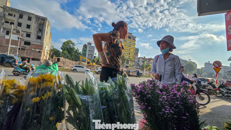Hàng quán mở cửa trở lại trên tuyến Hoàng Cầu - Voi Phục mới