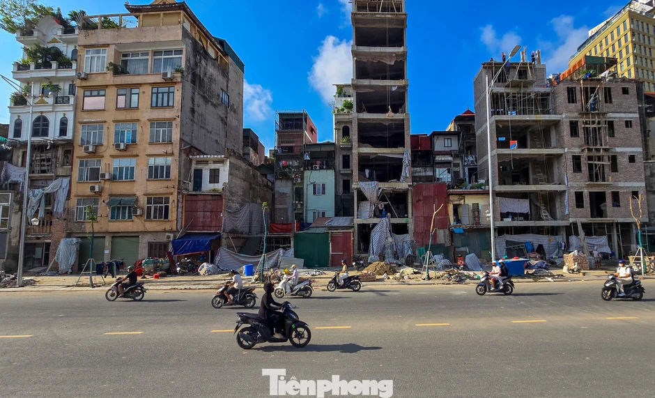 Hàng quán mở cửa trở lại trên tuyến Hoàng Cầu - Voi Phục mới