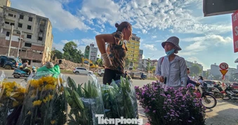 Hàng quán mở cửa trở lại trên tuyến Hoàng Cầu - Voi Phục mới