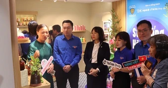 Hàng Việt "xuống" phố Tràng Tiền, thu hút giới trẻ