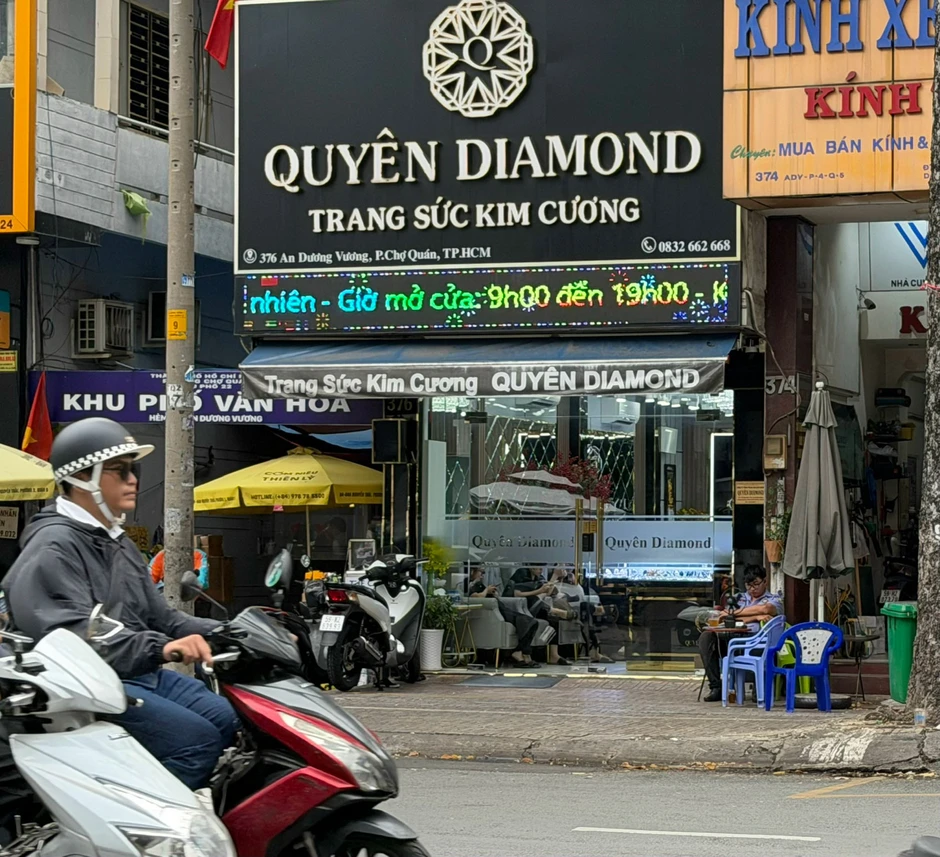 Hoang mang thị trường kim cương: Người bán cắt lỗ, kẻ đóng cửa tạm dừng kinh doanh Hoang mang thị trường kim cương: Người bán cắt lỗ, kẻ đóng cửa tạm dừng kinh doanh