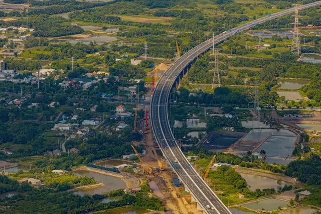 Hôm nay, tuyến cao tốc dài gần 58km chính thức khai thác, nối thành phố giàu nhất Việt Nam với tỉnh có sân bay lớn nhất cả nước Hôm nay, tuyến cao tốc dài gần 58km chính thức khai thác, nối thành phố giàu nhất Việt Nam với tỉnh có sân bay lớn nhất cả nước