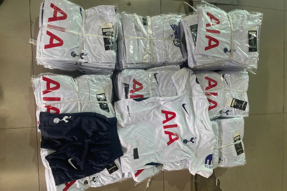 Hơn 18.000 sản phẩm nghi giả mạo Adidas, Nike, Chanel... tại 2 cửa khẩu Hơn 18.000 sản phẩm nghi giả mạo Adidas, Nike, Chanel... tại 2 cửa khẩu