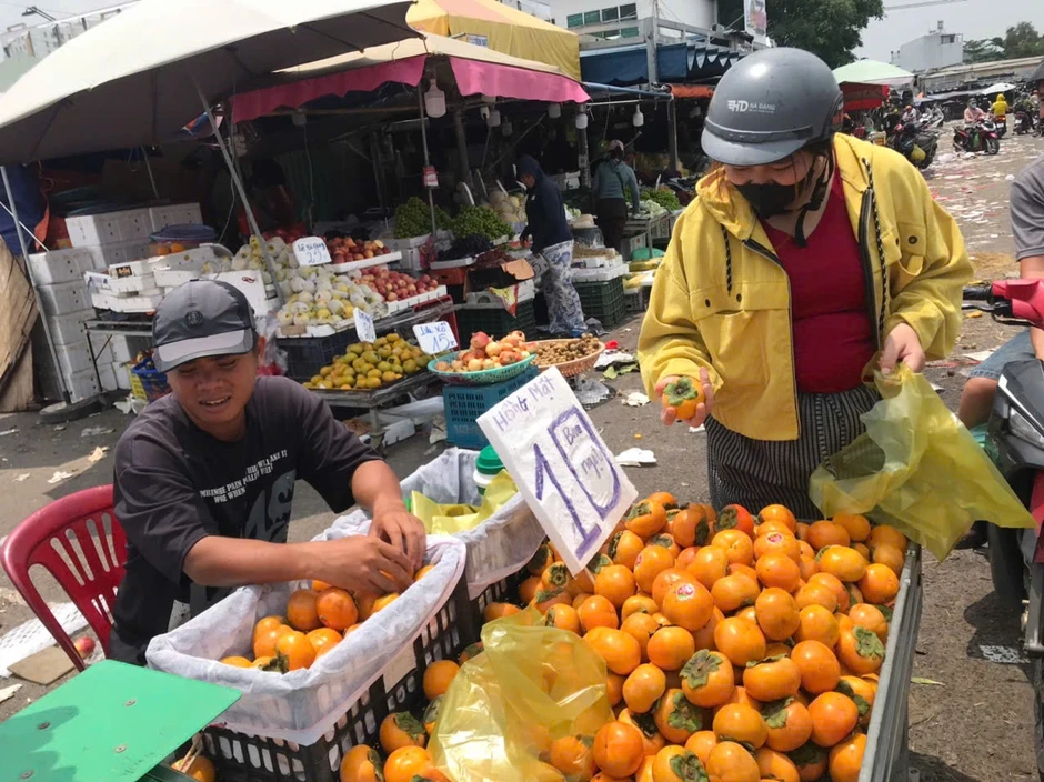 Hồng mật Trung Quốc giá từ vài trăm nghìn nay có nơi bán còn 10.000 đồng/kg Hồng mật Trung Quốc giá từ vài trăm nghìn nay có nơi bán còn 10.000 đồng/kg