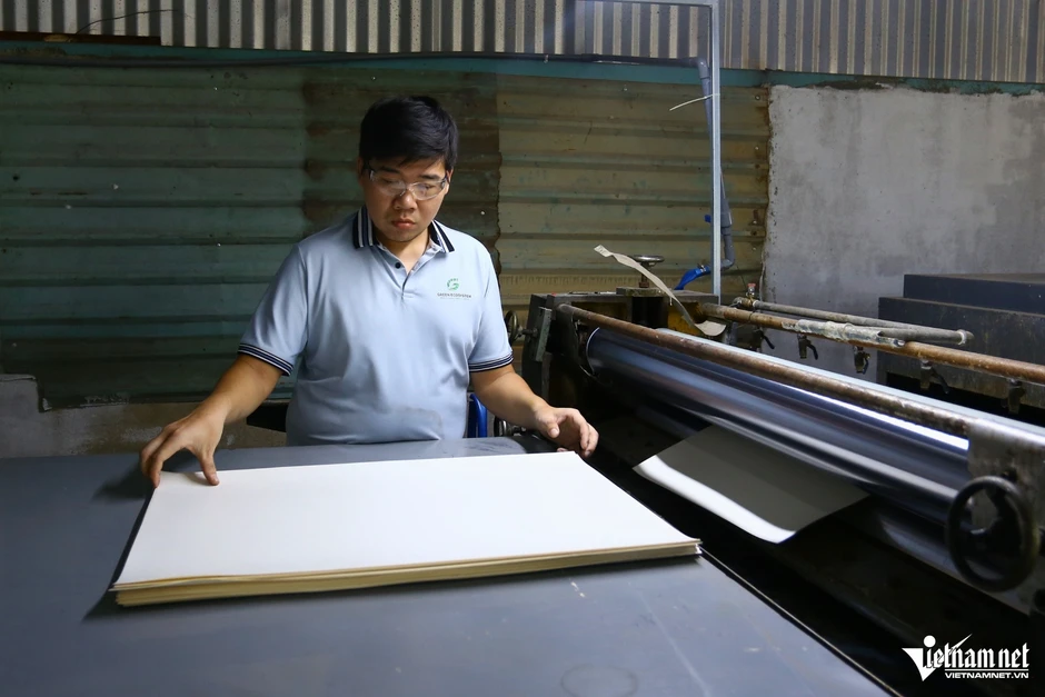 Kỹ sư 9X tạo lớp phủ mới, ly giấy có thể phân hủy gần như hoàn toàn sau 6 tháng Kỹ sư 9X tạo lớp phủ mới, ly giấy có thể phân hủy gần như hoàn toàn sau 6 tháng