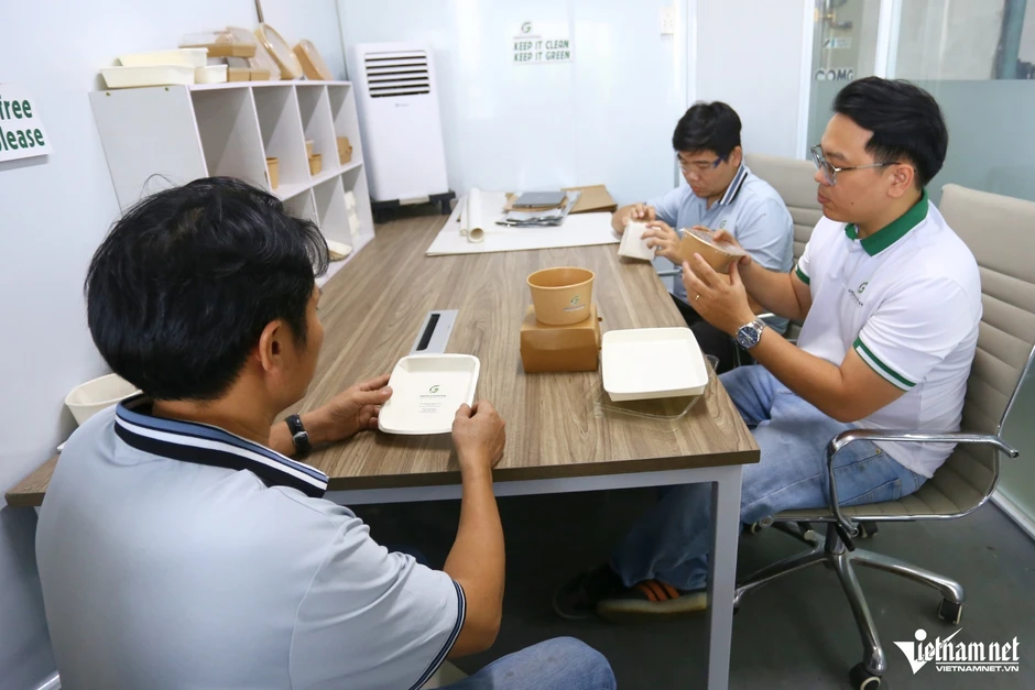 Kỹ sư 9X tạo lớp phủ mới, ly giấy có thể phân hủy gần như hoàn toàn sau 6 tháng Kỹ sư 9X tạo lớp phủ mới, ly giấy có thể phân hủy gần như hoàn toàn sau 6 tháng