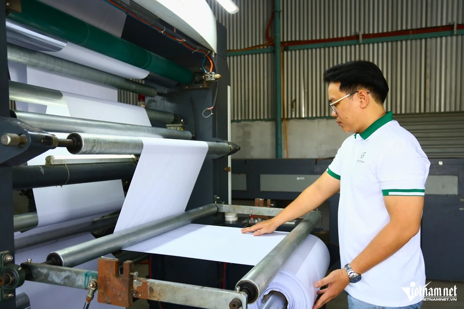 Kỹ sư 9X tạo lớp phủ mới, ly giấy có thể phân hủy gần như hoàn toàn sau 6 tháng Kỹ sư 9X tạo lớp phủ mới, ly giấy có thể phân hủy gần như hoàn toàn sau 6 tháng