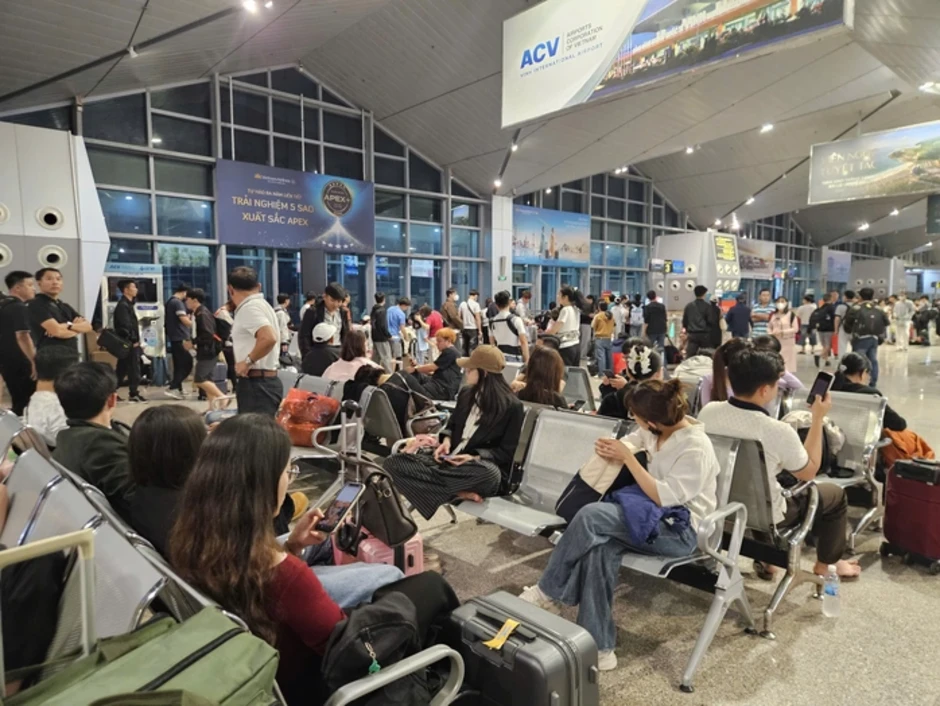 Khách bay đêm qua sân bay Tân Sơn Nhất chật kín, giá cước xe công nghệ tăng vọt Khách bay đêm qua sân bay Tân Sơn Nhất chật kín, giá cước xe công nghệ tăng vọt