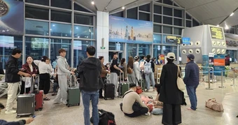 Khách bay đêm qua sân bay Tân Sơn Nhất chật kín, giá cước xe công nghệ tăng vọt
