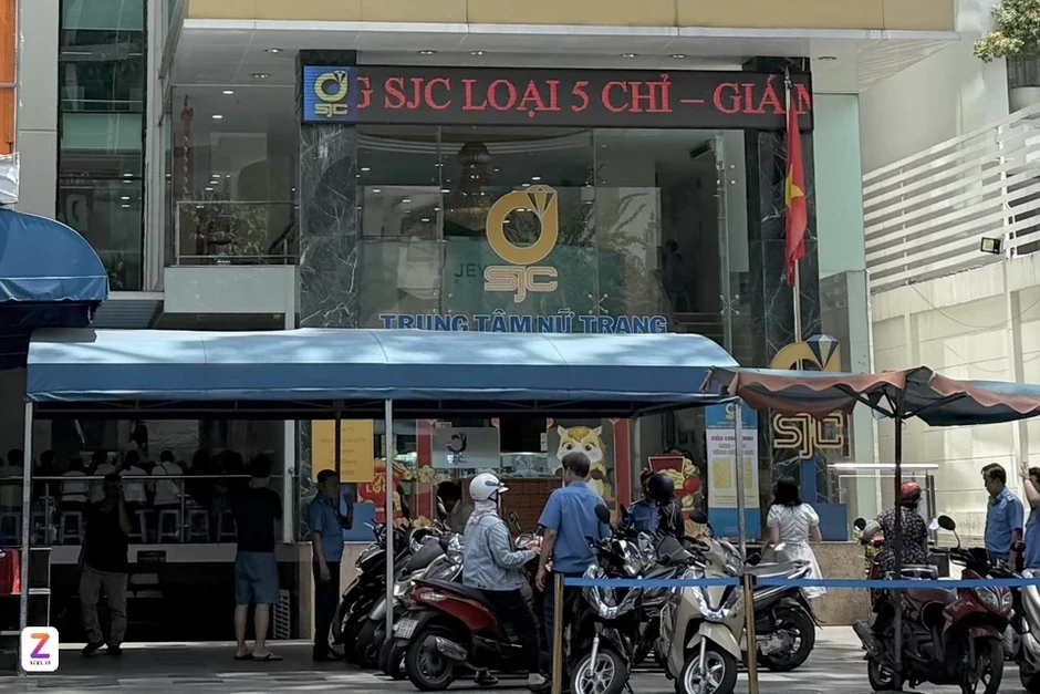 Khách đến bán vàng, kim cương tại SJC tăng đột biến Khách đến bán vàng, kim cương tại SJC tăng đột biến