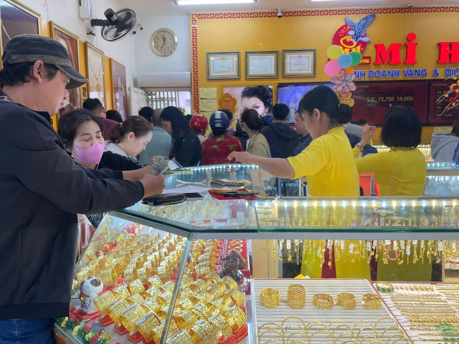 Khách đông nghẹt, tiệm vàng lâu đời tại TP.HCM giới hạn bán mỗi người Khách đông nghẹt, tiệm vàng lâu đời tại TP.HCM giới hạn bán mỗi người
