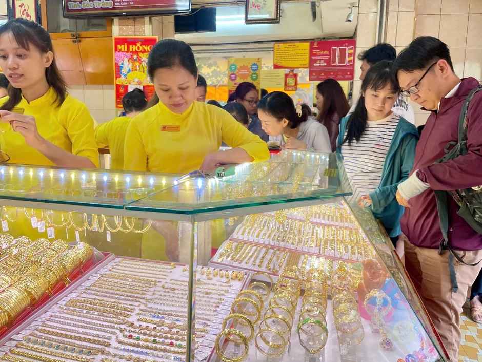 Khách đông nghẹt, tiệm vàng lâu đời tại TP.HCM giới hạn bán mỗi người Khách đông nghẹt, tiệm vàng lâu đời tại TP.HCM giới hạn bán mỗi người