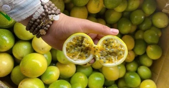 Khách đua thử món ăn với sốt chanh dây vàng, giá bán lẻ tăng mạnh