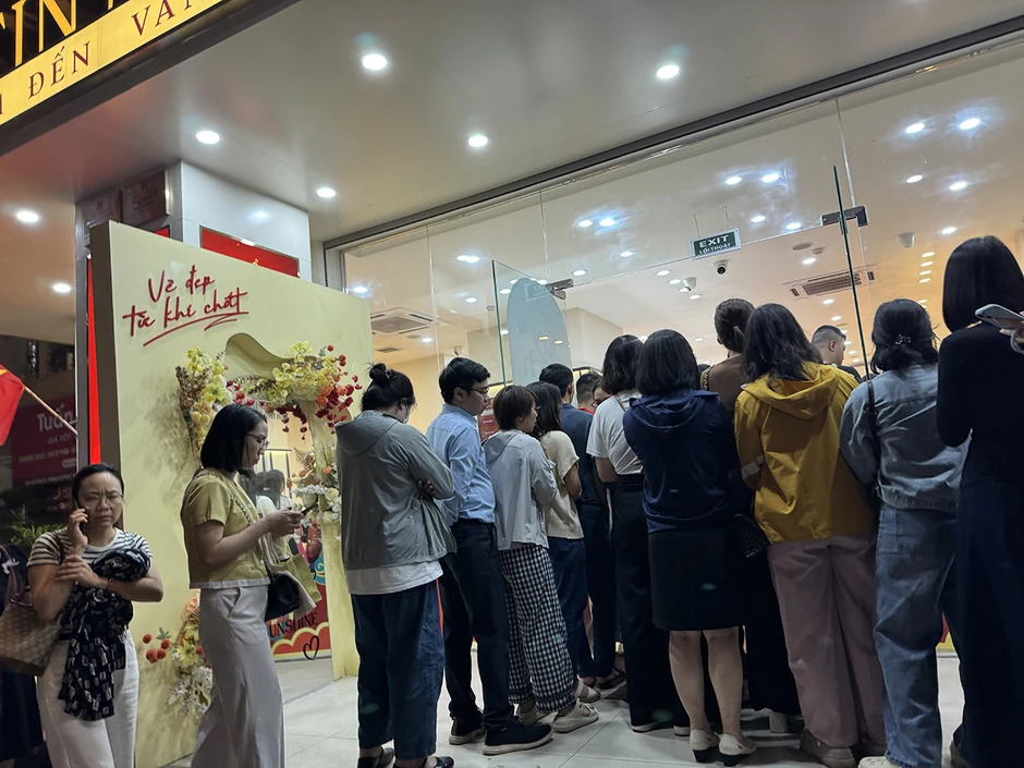 Khách hàng ùn ùn đến, xếp hàng dài chờ nhận vàng Bảo Tín Mạnh Hải dù tối muộn