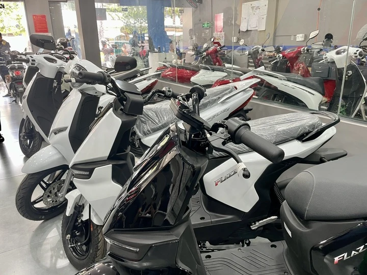 Khách TP.HCM nườm nượp mua xe điện, sẵn sàng cọc trước giữ chỗ vì đại lý hết xe Khách TP.HCM nườm nượp mua xe điện, sẵn sàng cọc trước giữ chỗ vì đại lý hết xe