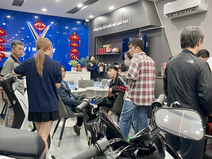 Khách TP.HCM nườm nượp mua xe điện, sẵn sàng cọc trước giữ chỗ vì đại lý hết xe Khách TP.HCM nườm nượp mua xe điện, sẵn sàng cọc trước giữ chỗ vì đại lý hết xe
