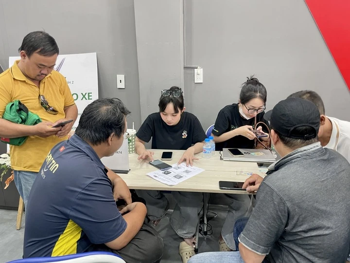 Khách TP.HCM nườm nượp mua xe điện, sẵn sàng cọc trước giữ chỗ vì đại lý hết xe Khách TP.HCM nườm nượp mua xe điện, sẵn sàng cọc trước giữ chỗ vì đại lý hết xe