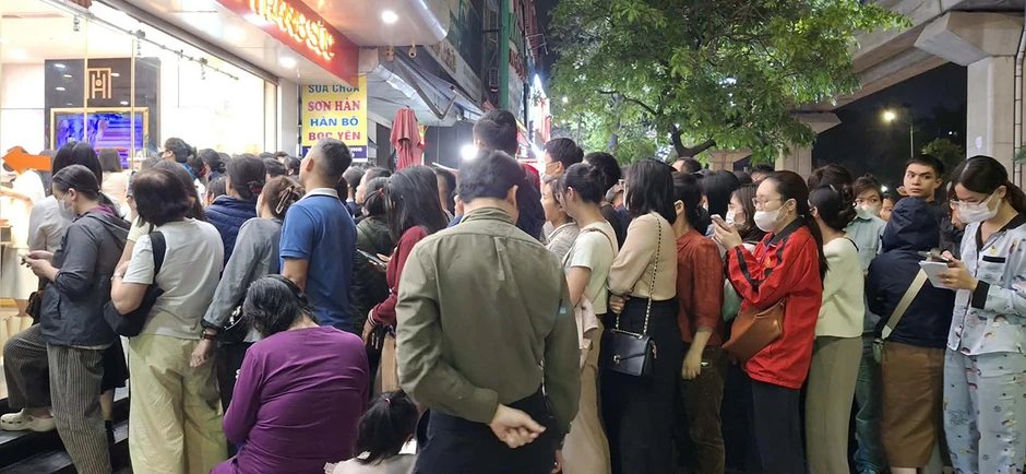 Khách ùn ùn xếp hàng dài đợi nhận vàng Bảo Tín Mạnh Hải dù tối muộn