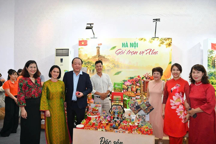 Khai mạc Tuần lễ sản phẩm Việt - Lào tại Hà Nội Khai mạc Tuần lễ sản phẩm Việt - Lào tại Hà Nội