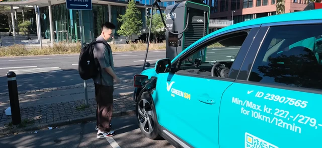 Khoa Pug ngỡ ngàng khi đi thử hãng taxi của tỷ phú Phạm Nhật Vượng ở châu Âu, nghe tài xế tiết lộ: "Đã lái xe 20 năm nhưng taxi Việt Nam mới là số 1" Khoa Pug ngỡ ngàng khi đi thử hãng taxi của tỷ phú Phạm Nhật Vượng ở châu Âu, nghe tài xế tiết lộ: "Đã lái xe 20 năm nhưng taxi Việt Nam mới là số 1"