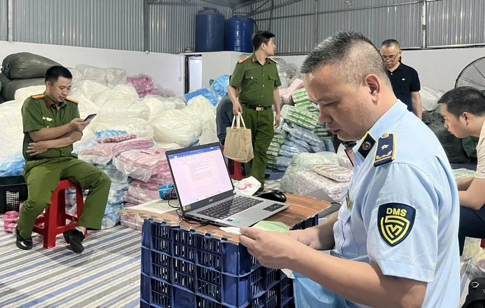 Khởi tố vụ án sản xuất băng vệ sinh giả quy mô hàng chục ngàn gói Khởi tố vụ án sản xuất băng vệ sinh giả quy mô hàng chục ngàn gói