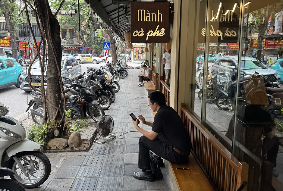 Không còn được ngồi vỉa hè, nhiều quán cà phê Hà Nội xoay cách chưa từng có Không còn được ngồi vỉa hè, nhiều quán cà phê Hà Nội xoay cách chưa từng có