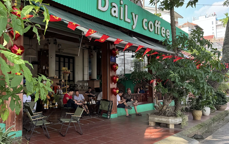 Không còn được ngồi vỉa hè, nhiều quán cà phê Hà Nội xoay cách chưa từng có Không còn được ngồi vỉa hè, nhiều quán cà phê Hà Nội xoay cách chưa từng có