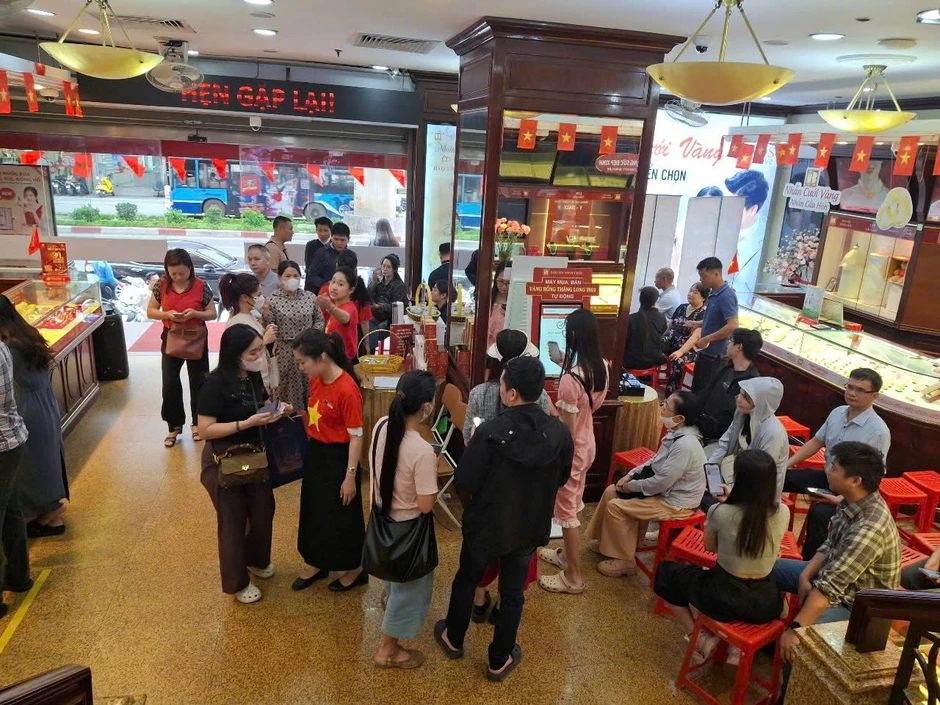 Khung cảnh tiệm vàng khi giá vàng giảm sâu; xăng E10 sắp bán rộng rãi thay xăng khoáng Khung cảnh tiệm vàng khi giá vàng giảm sâu; xăng E10 sắp bán rộng rãi thay xăng khoáng