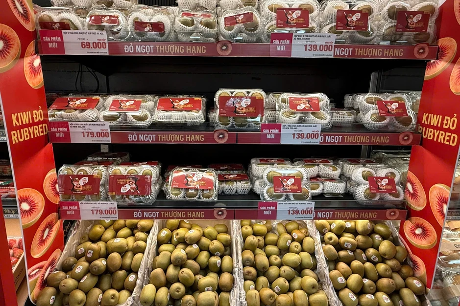 Kiwi ruột đỏ New Zealand hơn 300.000 đồng/kg vẫn hút khách mua Kiwi ruột đỏ New Zealand hơn 300.000 đồng/kg vẫn hút khách mua