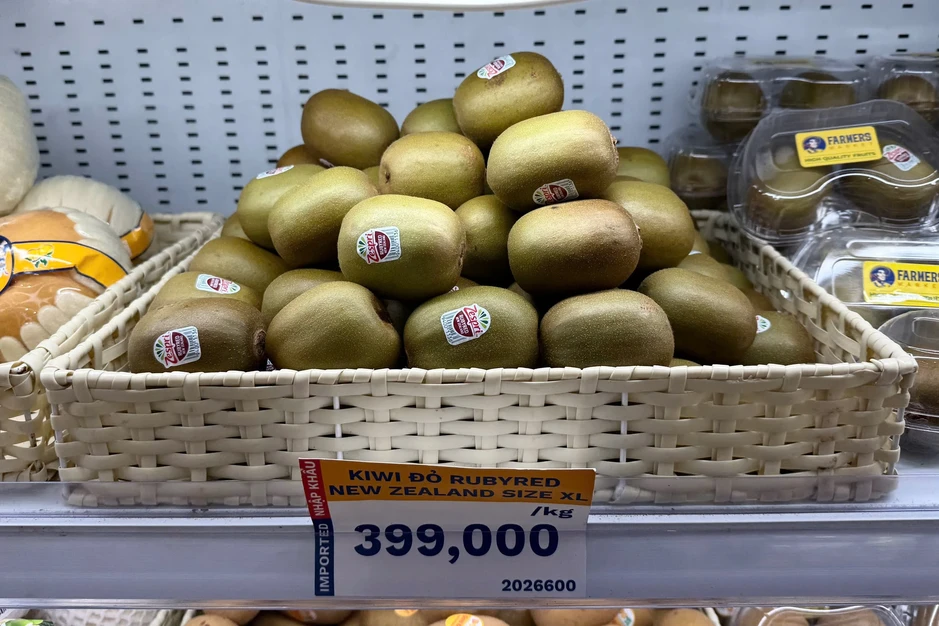 Kiwi ruột đỏ New Zealand hơn 300.000 đồng/kg vẫn hút khách mua Kiwi ruột đỏ New Zealand hơn 300.000 đồng/kg vẫn hút khách mua