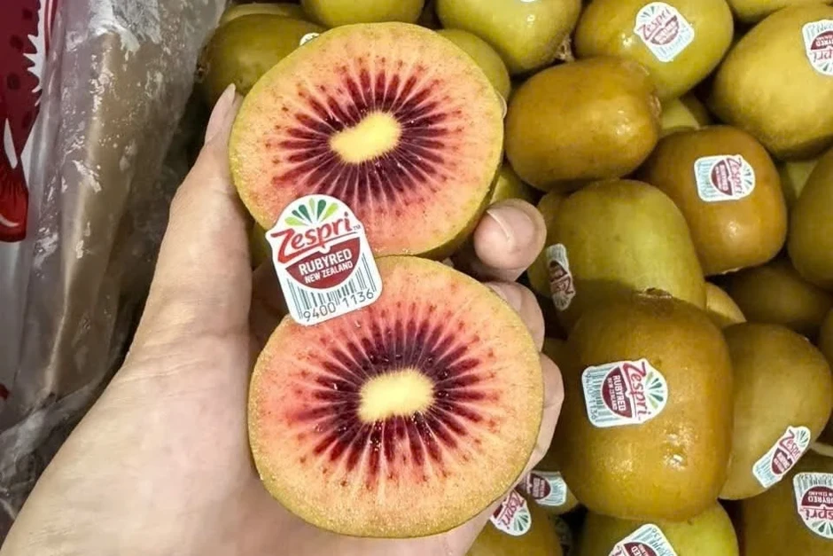 Kiwi ruột đỏ New Zealand hơn 300.000 đồng/kg vẫn hút khách mua Kiwi ruột đỏ New Zealand hơn 300.000 đồng/kg vẫn hút khách mua