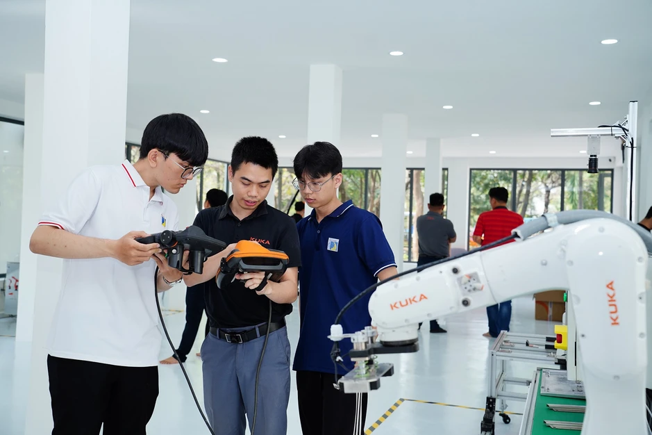 KUKA bắt tay trường đại học, thành lập Trung tâm công nghệ Robot & AI KUKA bắt tay trường đại học, thành lập Trung tâm công nghệ Robot & AI