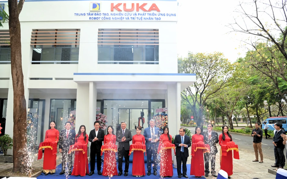 KUKA bắt tay trường đại học, thành lập Trung tâm công nghệ Robot & AI KUKA bắt tay trường đại học, thành lập Trung tâm công nghệ Robot & AI