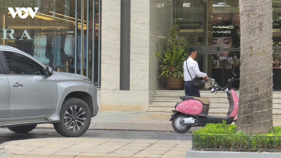 Lại chuyện vỉa hè, trật tự do bàn tay vô hình hay do quản lý nghiêm? Lại chuyện vỉa hè, trật tự do bàn tay vô hình hay do quản lý nghiêm?