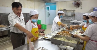 Lo ngộ độc thực phẩm, TP.HCM làm gì để siết chuỗi cung ứng suất ăn trường học?