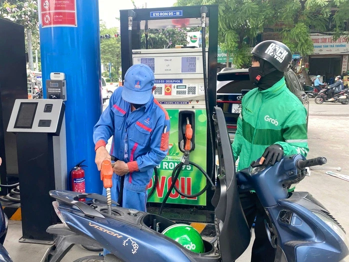 Loạt cơ chế mới cho xăng E10 được thí điểm, giá E10RON95-III tính thế nào? Loạt cơ chế mới cho xăng E10 được thí điểm, giá E10RON95-III tính thế nào?