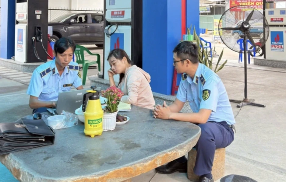 Loạt tỉnh thành mạnh tay xử lý tình trạng găm hàng, bán xăng dầu nhỏ giọt Loạt tỉnh thành mạnh tay xử lý tình trạng găm hàng, bán xăng dầu nhỏ giọt