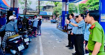 Loạt tỉnh thành mạnh tay xử lý tình trạng găm hàng, bán xăng dầu nhỏ giọt