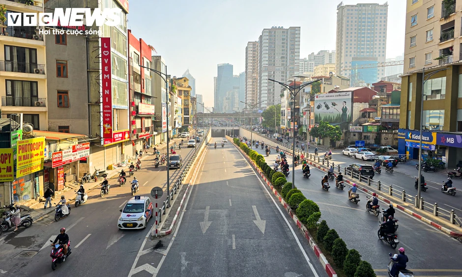 Loạt trụ cầu đường sắt, cầu vượt ở Hà Nội bắt đầu được phủ xanh Loạt trụ cầu đường sắt, cầu vượt ở Hà Nội bắt đầu được phủ xanh