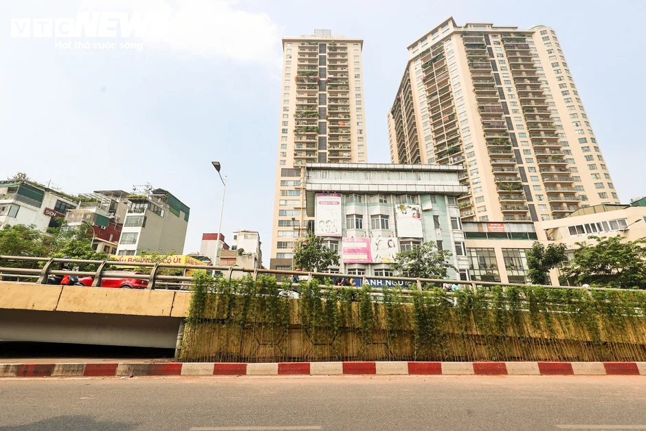 Loạt trụ cầu đường sắt, cầu vượt ở Hà Nội bắt đầu được phủ xanh Loạt trụ cầu đường sắt, cầu vượt ở Hà Nội bắt đầu được phủ xanh