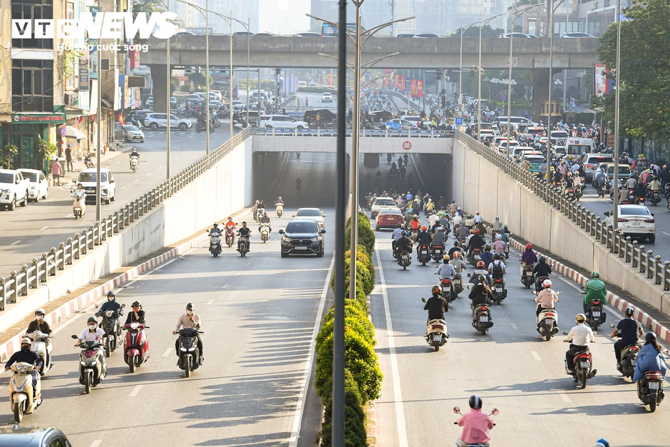 Loạt trụ cầu đường sắt, cầu vượt ở Hà Nội bắt đầu được phủ xanh Loạt trụ cầu đường sắt, cầu vượt ở Hà Nội bắt đầu được phủ xanh