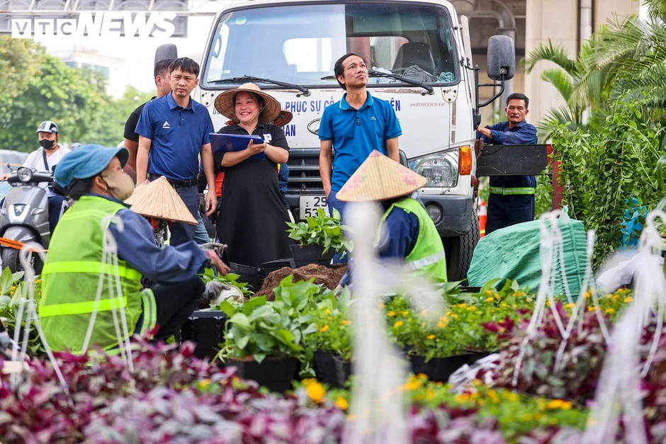 Loạt trụ cầu đường sắt, cầu vượt ở Hà Nội bắt đầu được phủ xanh Loạt trụ cầu đường sắt, cầu vượt ở Hà Nội bắt đầu được phủ xanh