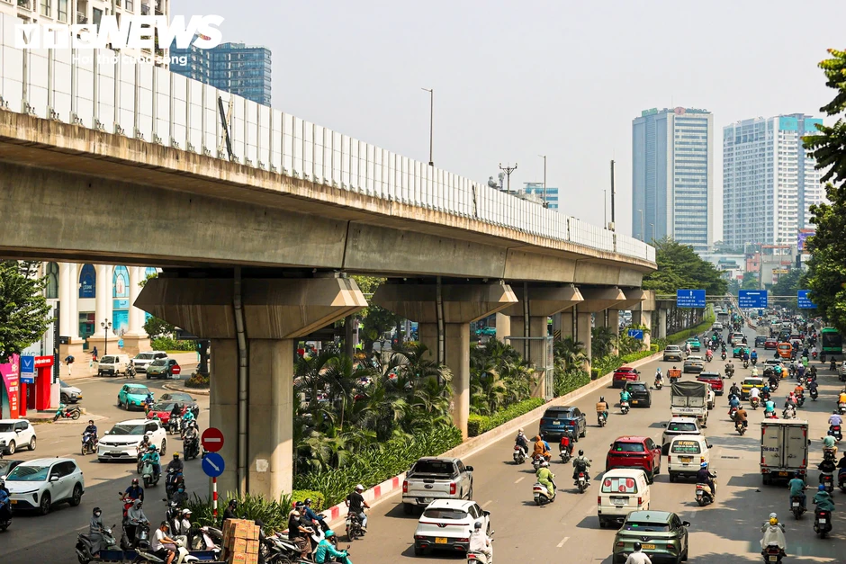 Loạt trụ cầu đường sắt, cầu vượt ở Hà Nội bắt đầu được phủ xanh Loạt trụ cầu đường sắt, cầu vượt ở Hà Nội bắt đầu được phủ xanh