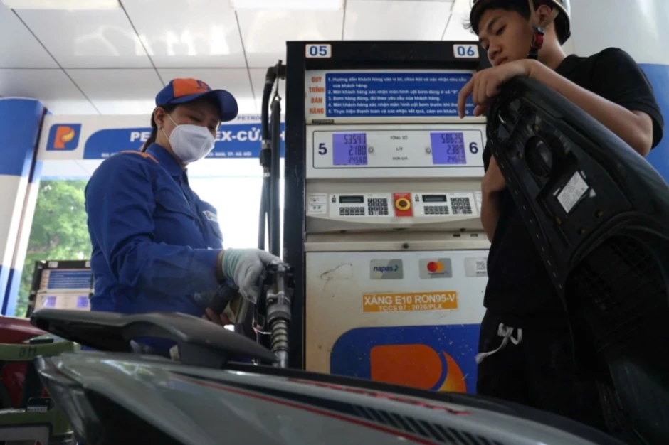 Lượng bán xăng E10 ổn định trong những ngày đầu chuyển đổi Lượng bán xăng E10 ổn định trong những ngày đầu chuyển đổi